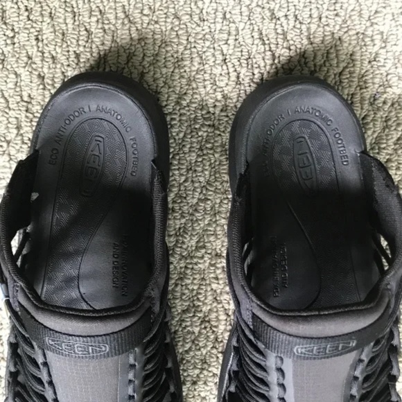 Men's / Unisex KEEN UNEEK SNK Slide On Slippers In Black/Black - Picture 6 of 16